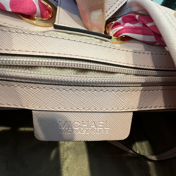 Authentic Michael Kors saffiano bag with scarf - Picture 10 of 13